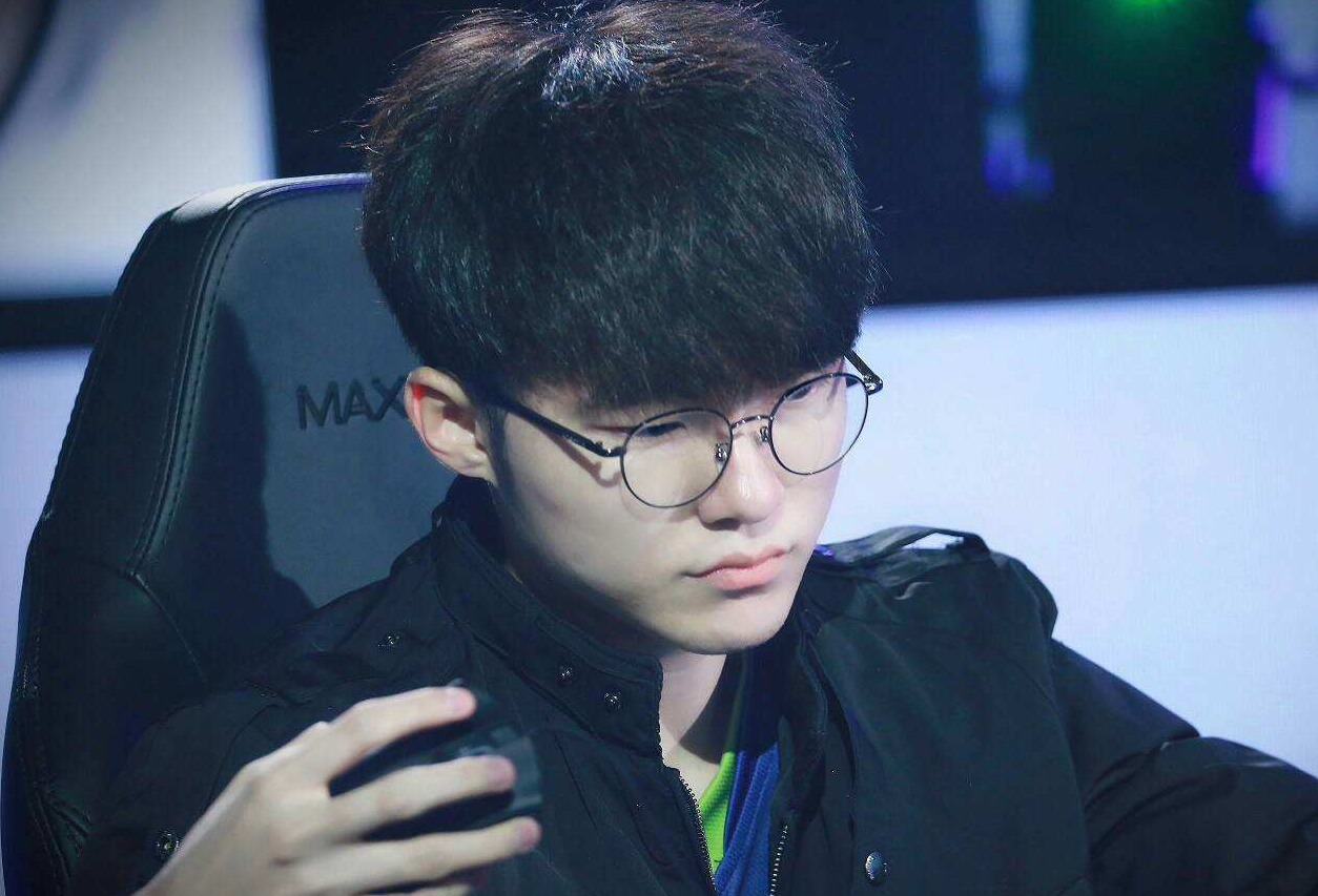 德州扑克不是跟风下注（德州扑克重策略不盲从下注）