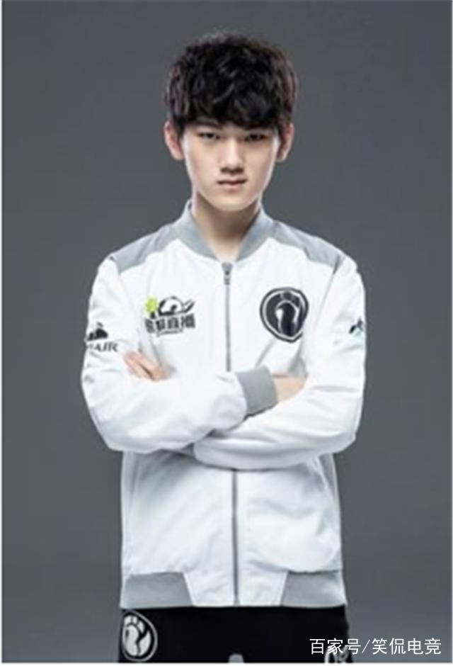 目前LCK联赛前三名的队伍是：T1、DK、GEN Clozer选手以400积分占据POG榜首位置